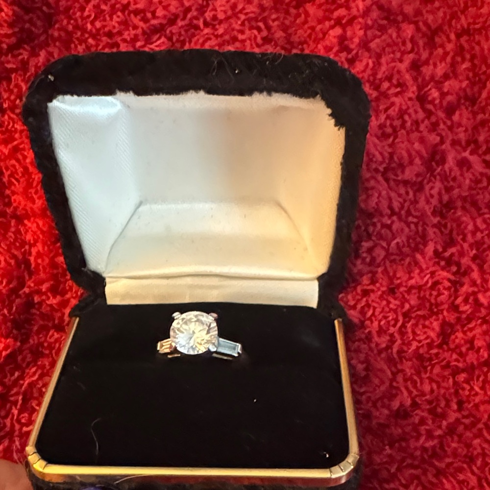 Elegant Silver Ring with Clear Gemstone